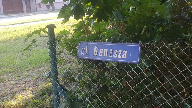 Na ścianie szkoły będzie tablica poświęcona Witoldowi Sztarkowi. A co z nazwą ulicy?