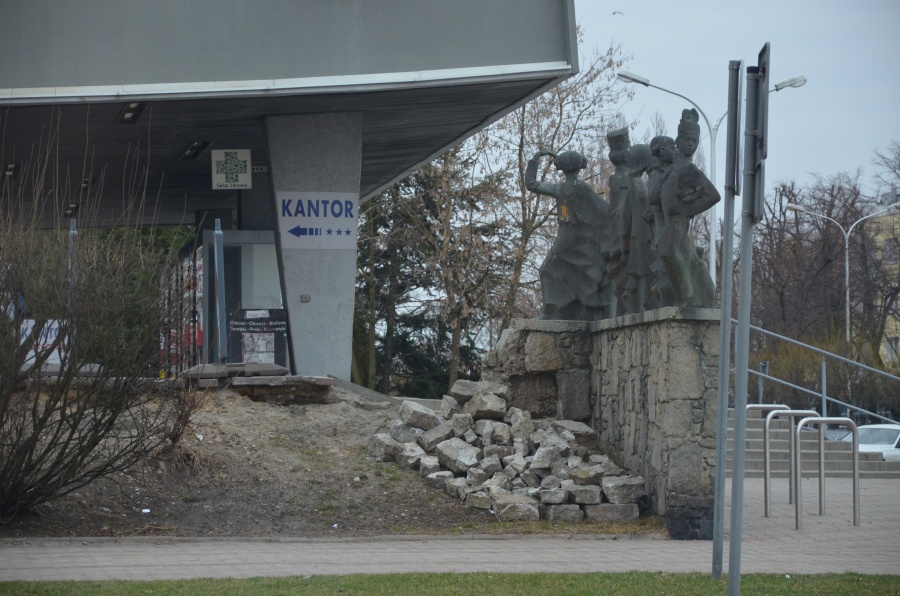 Murek w centrum Konina zostanie naprawiony. Na razie leży tam sterta gruzu