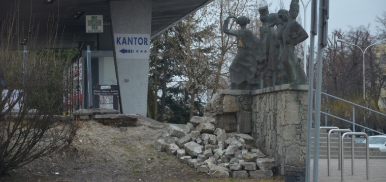 Murek w centrum Konina zostanie naprawiony. Na razie leży tam sterta gruzu
