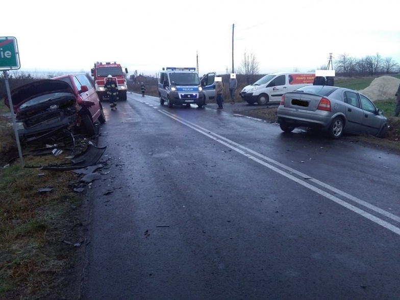Trzy osoby trafiły do szpitala. Zderzyły się trzy samochody 