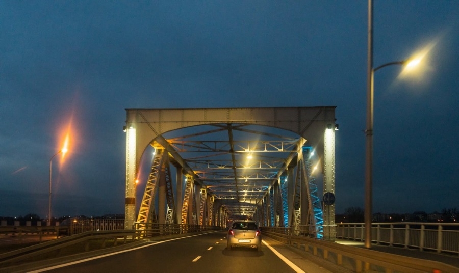 Od dziś most żelazny w niebiesko-żółtych barwach 