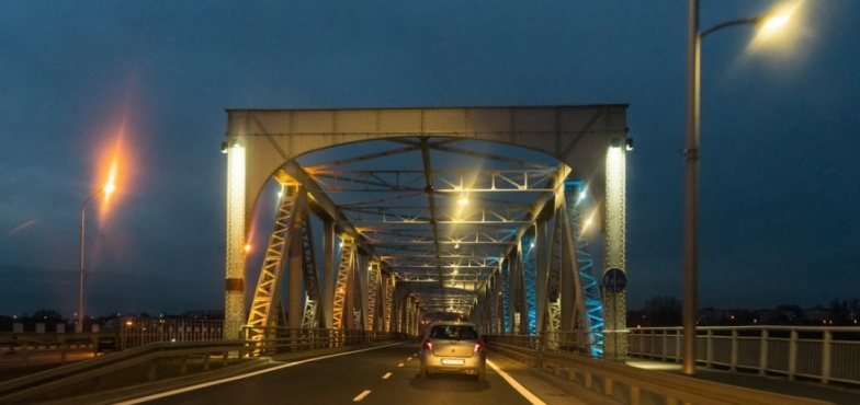 Od dziś most żelazny w niebiesko-żółtych barwach 