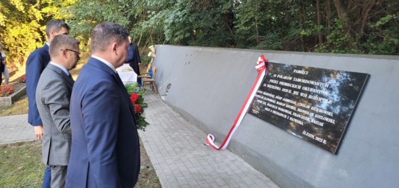 Odsłonili nową tablicę upamiętniającą 18 Polaków rozstrzelanych w 1939 roku w Różopolu