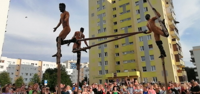 Afrykańscy szczudlarze i hiszpański performer. Dwa zagraniczne spektakle w ramach akcji Otwórz okno na kulturę