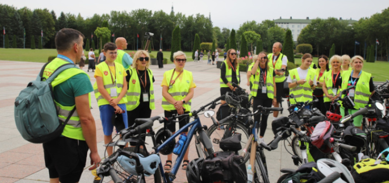 Rowerzyści zmierzający na Jasną Górę zatrzymali się w Licheniu. Codziennie pokonują około 100 km