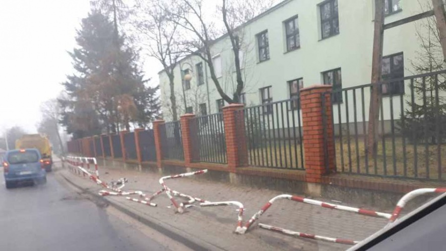 Połamane barierki przy szkole w Budzisławiu! A co gdyby dzieci szły na lekcje?