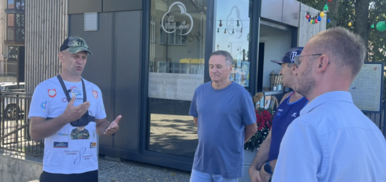 Biegnie prawie 850 kilometrów dla chorego synka. Dawid Czerwiński opowiadał w Koninie o swojej walce