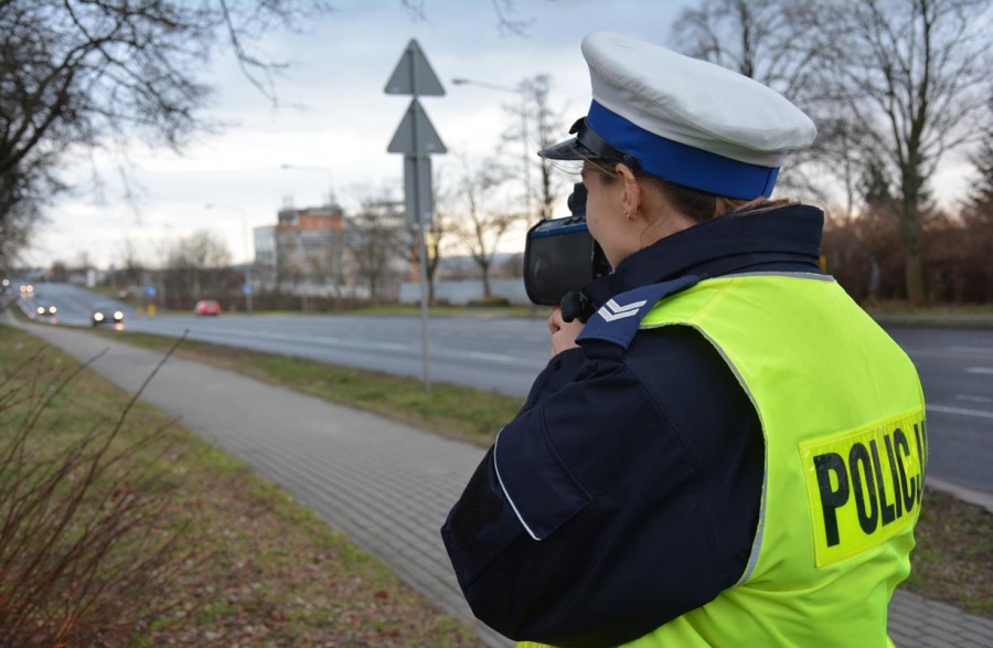 Uwaga! Policyjne patrole na drogach. Trwają kontrole prędkości
