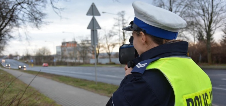 Uwaga! Policyjne patrole na drogach. Trwają kontrole prędkości