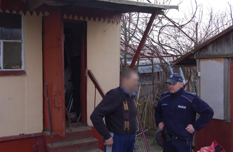 Policjanci sprawdzają miejsca, w których mogą przebywać bezdomni