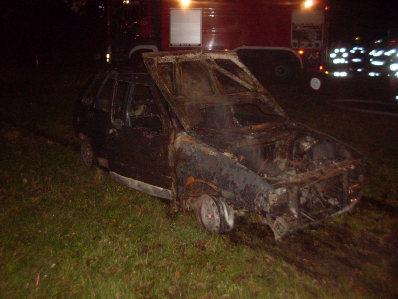 W pożarze garażu spłonęło auto. W środku znajdowała się butla z gazem