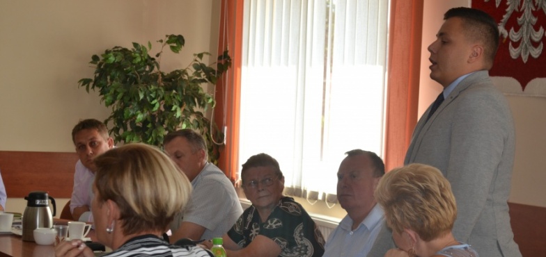 Radny domaga się kontroli. Twierdzi, że wykonawca źle buduje drogi