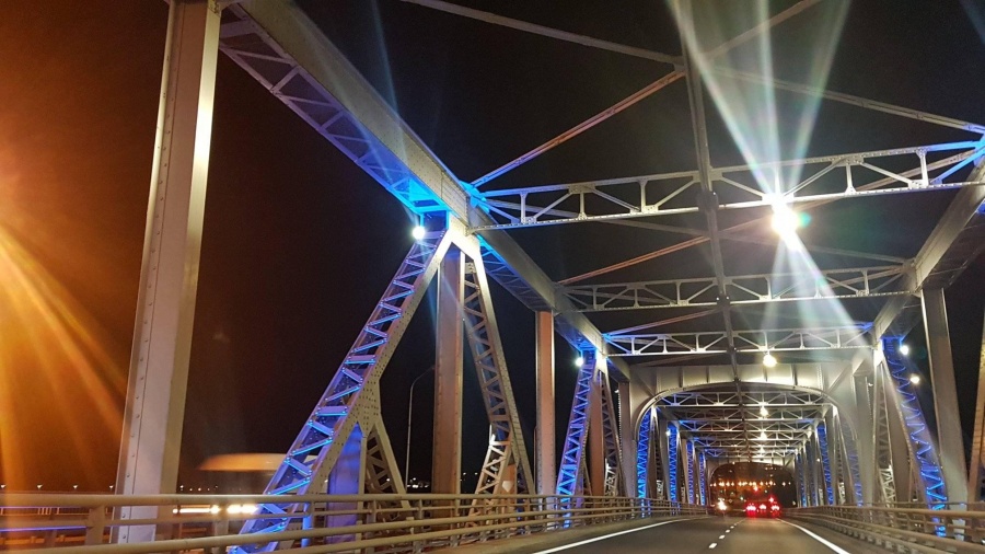 Na znak protestu zgasną iluminacje na moście żelaznym, zrobi się ciemno na bulwarze  