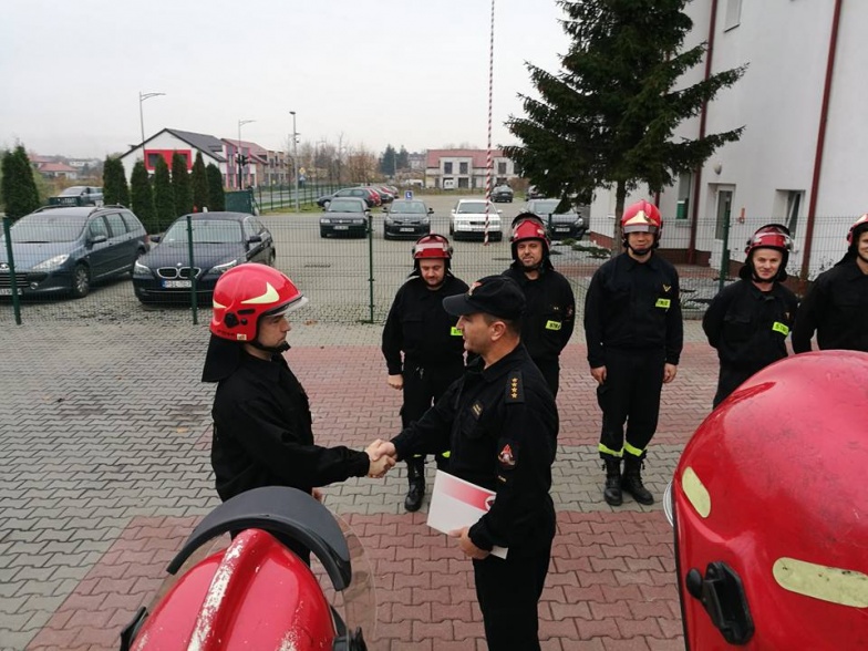 Komendant główny nagrodził konińskiego strażaka. Za wzorową służbę
