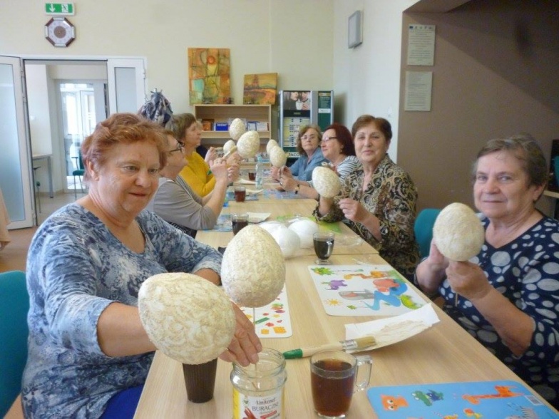 Seniorki uczyły się, jak ozdobić wielkanocne jaja
