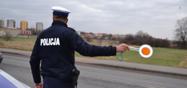 Policyjny pościg za motocyklistą. Nie zatrzymał się do kontroli, bo nie miał prawa jazdy 