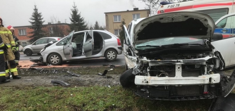 Zderzenie na drodze krajowej K92. Jeden z kierowców trafił do szpitala 