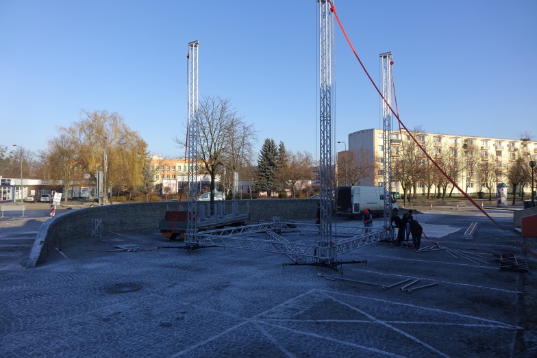 Ostatnie przygotowania do plenerowego sylwestra. Po raz pierwszy przed halą „Rondo” 