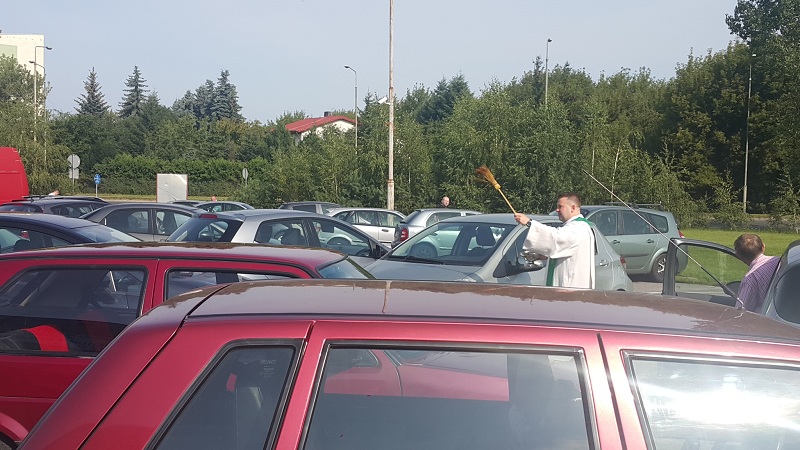 Księża po mszach święcą na parkingu pojazdy. Kościół wspomina św. Krzysztofa 