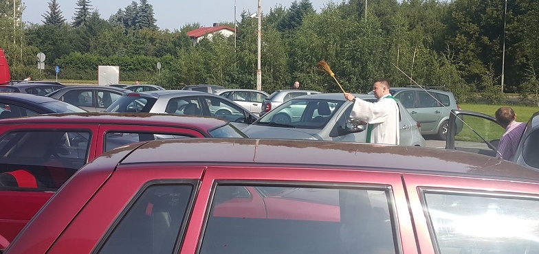 Księża po mszach święcą na parkingu pojazdy. Kościół wspomina św. Krzysztofa 