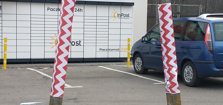 Słup oznaczono odblaskową folią. Kierowcy nie będą już w niego uderzać?
