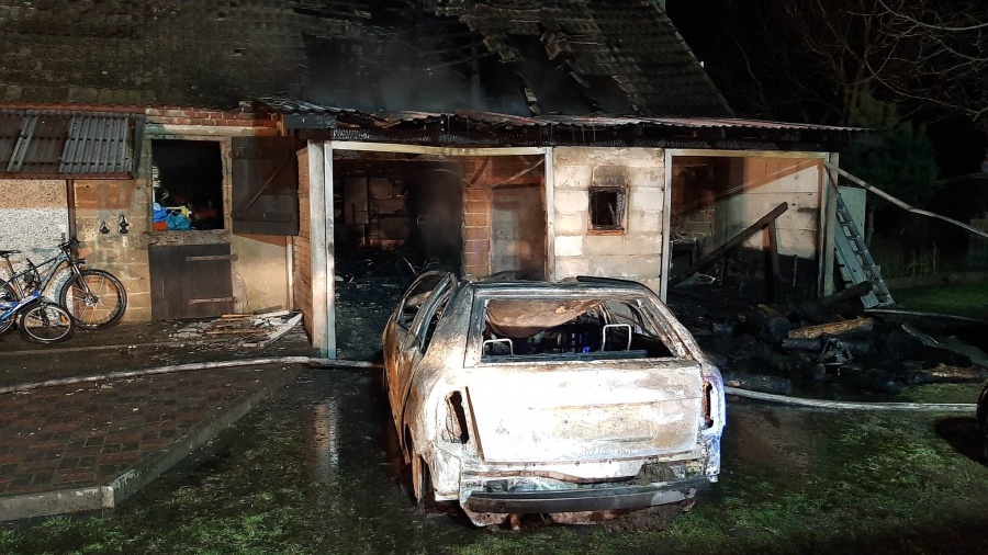 7 jednostek straży pożarnej interweniowało w powiecie słupeckim. Samochód spłonął w garażu