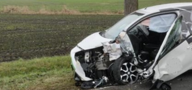Wyprzedzała rowerzystę, uderzyła w drzewo