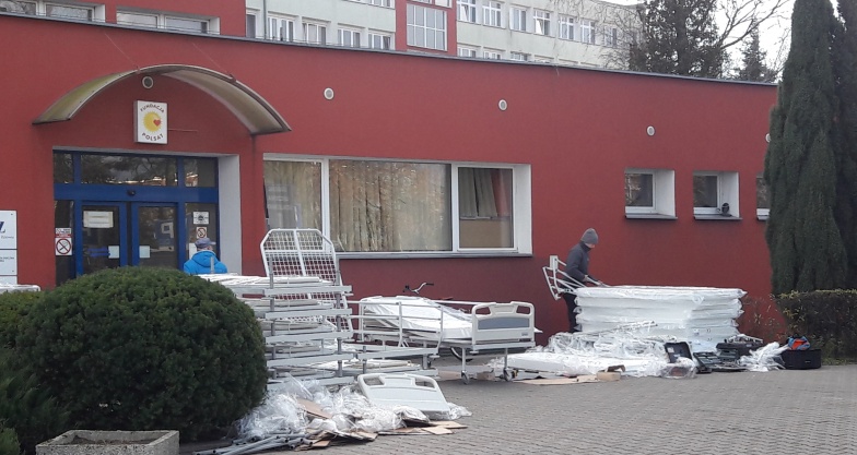 Nowe łóżka w szpitalu. Sprzęt trafi do hostelu dla osób uzależnionych 