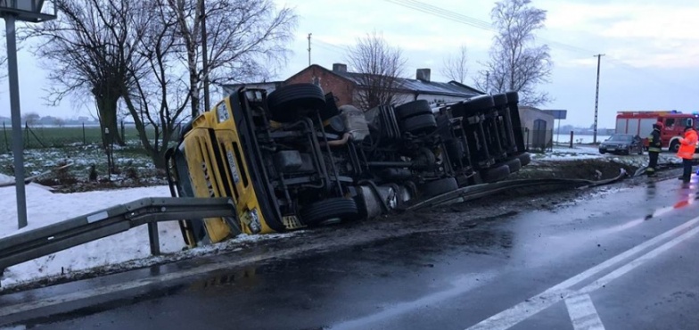 Ciężarówka wjechała do rowu. Wylało się 650 litrów paliwa