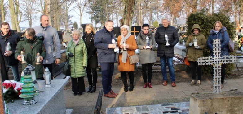 Pamiętali o powstańcach z 1863 roku. Kwiaty i znicze przy pomniku i na grobach weteranów