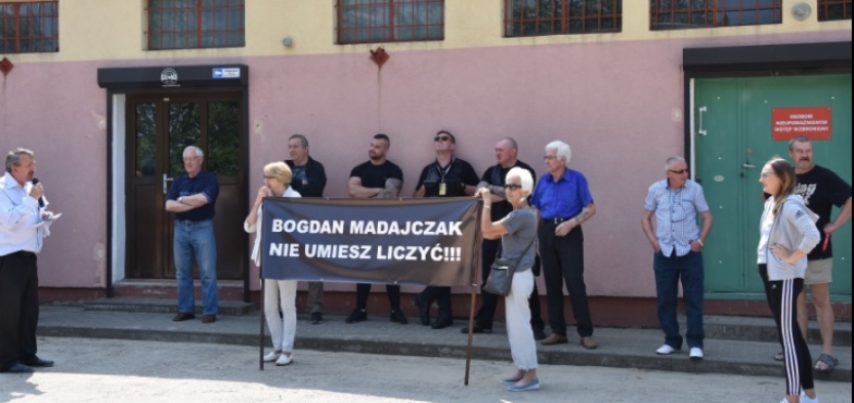 Działkowcy chcą odwołania prezesa. Protest na Świętojańskiej