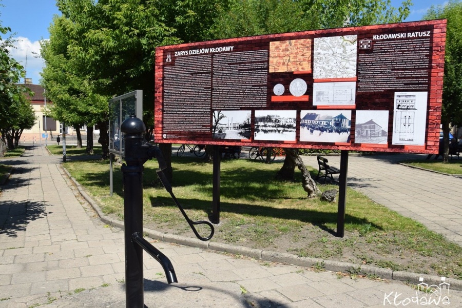 Stoi w centrum miasta. Zawiera ciekawostki z jego historii