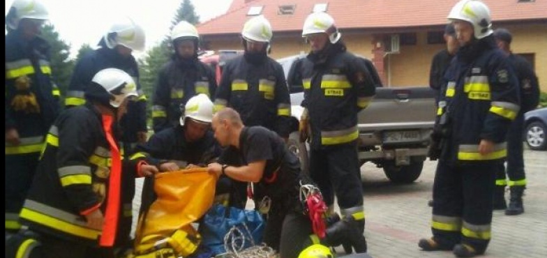 Ewakuowali spadochroniarza, który zawisł na drzewie. „LINA 2018”