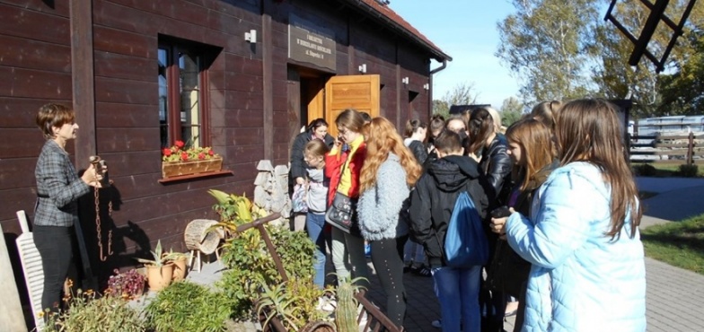 Wiatrak Szczepan wita gości. Tym razem odwiedzili go uczniowie z sąsiedniej gminy 