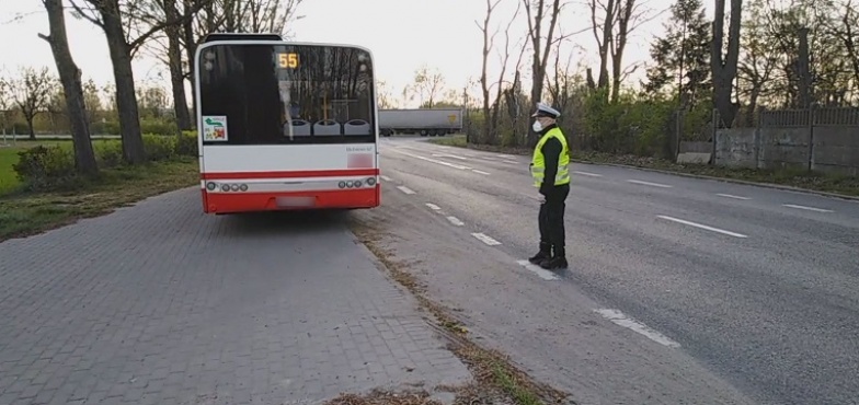 Pijany pasażer bez maseczki. Groził zdemolowaniem autobusu