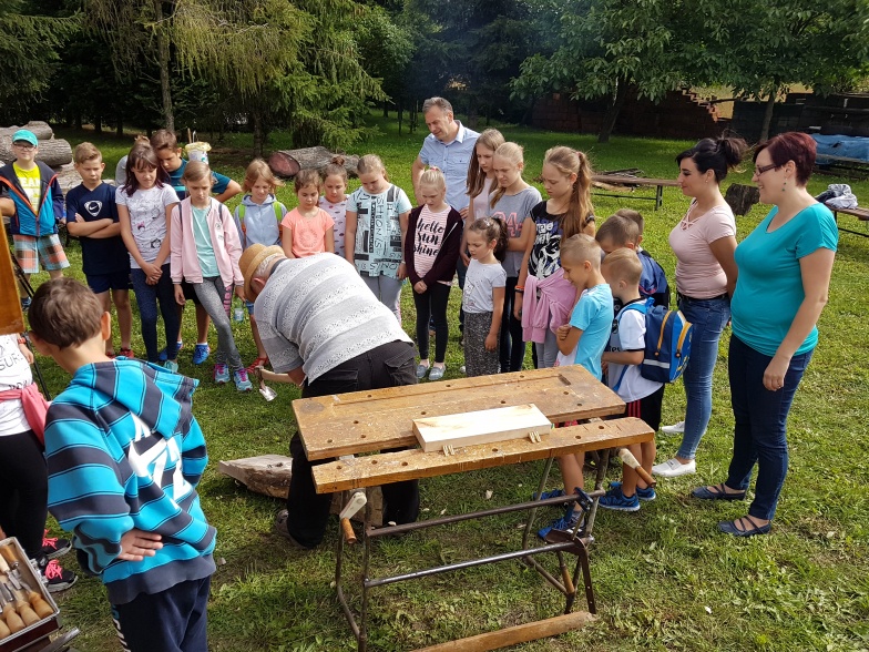 Warsztatami podsumowali półkolonie. Dzieci spotkały się z rzeźbiarzem