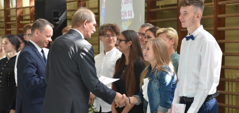 „Zero smutku, zero łez, bo wakacje są THE BEST”. Uczniowie zakończyli rok szkolny 