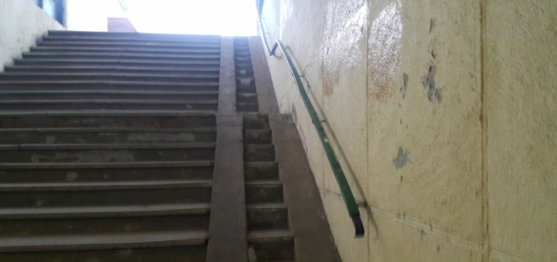 Dlaczego zniknęły poręcze w tunelu PKP? Remont miał być teraz, ale się opóźni 