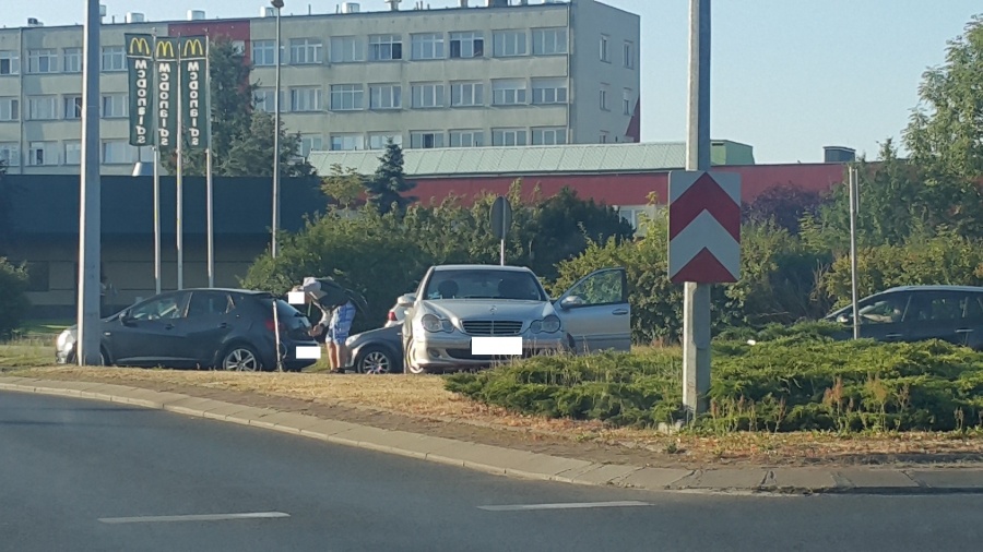 Mercedes potrącił mężczyznę na hulajnodze. Pierwsza taka kolizja w Koninie