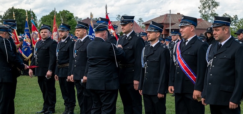 Medale i wyróżnienia dla 46 strażaków. Była msza i przekazanie nowego wozu bojowego
