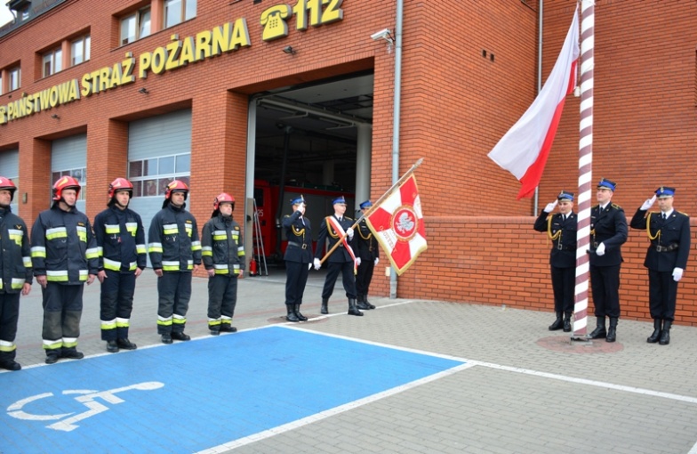 Uroczysta zmiana służby. Strażacy włączyli się w patriotyczne święto