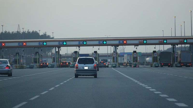 Piesi mają pierwszeństwo na przejściu. Na autostradach nie trzymaj się zbyt blisko