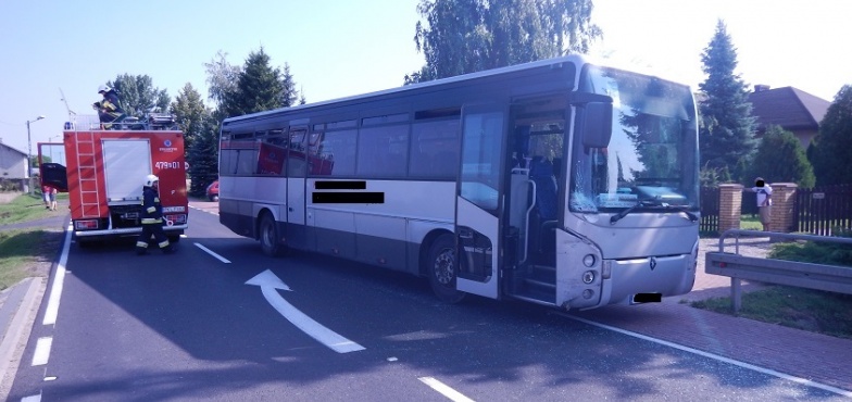 Samochód osobowy zderzył się z autobusem. Jedna osoba w szpitalu