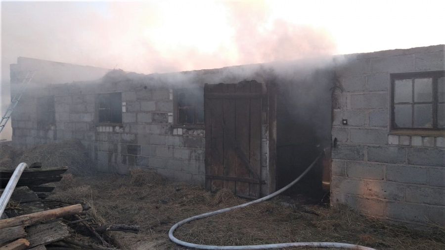 Prawie 4 godziny strażacy gasili pożar budynku gospodarczego w Bylicach-Kolonii