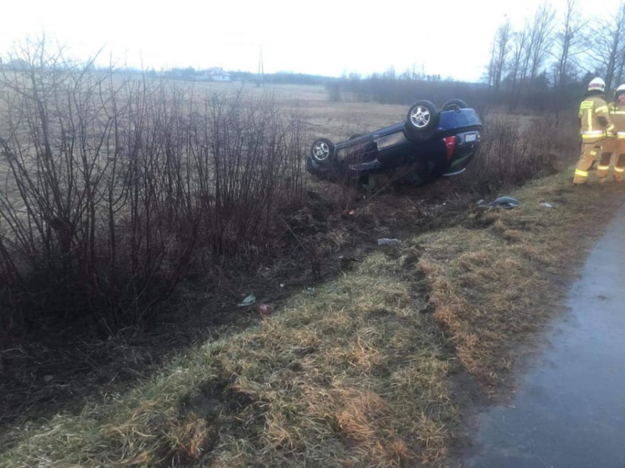Dachowanie w Łysku. Kierowca wydostał się o własnych siłach