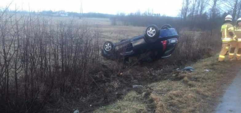 Dachowanie w Łysku. Kierowca wydostał się o własnych siłach