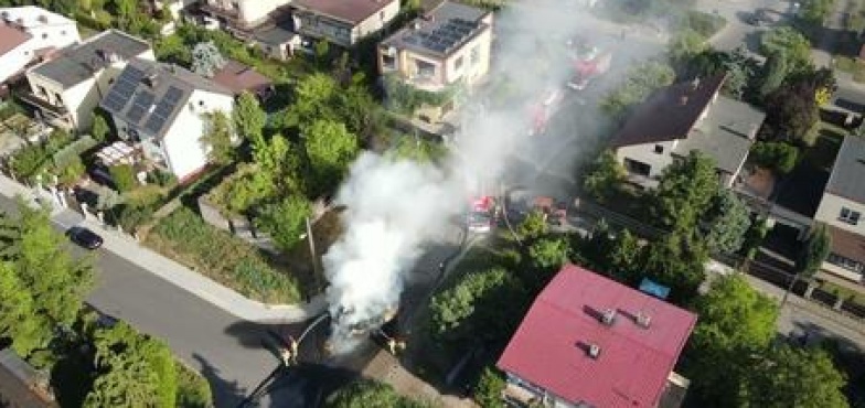 Przyczepa z balotami w ogniu. Pożar na Źródlanej