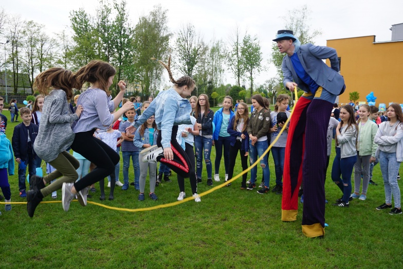 Niebieski happening na stadionie. 50 balonów wypuścili w niebo