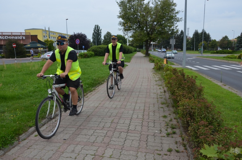 Strażnicy miejscy na rowerach. – W upalną pogodę to przyjemniejsze niż jazda samochodem – twierdzą  