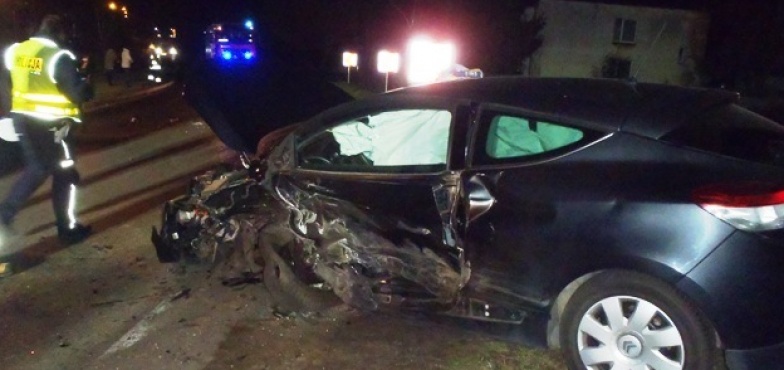 Kierowca uciekł z miejsca wypadku. Kobiecie prowadzącej drugie auto pomogli strażacy 